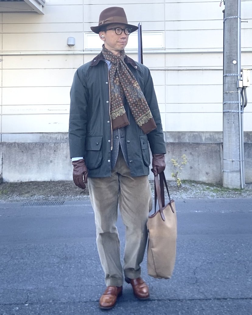 my_zng's tweet image. 3月になったので巻物をシルク素材のものに。ハンティングジャケットを綺麗めに見せられます。バブアーにツイードやコーデュロイを合わせるのが好きですが、気候的にそろそろ終わりですね。
#barbour #tweedjacket #borsalino #crockettandjones #トラッド