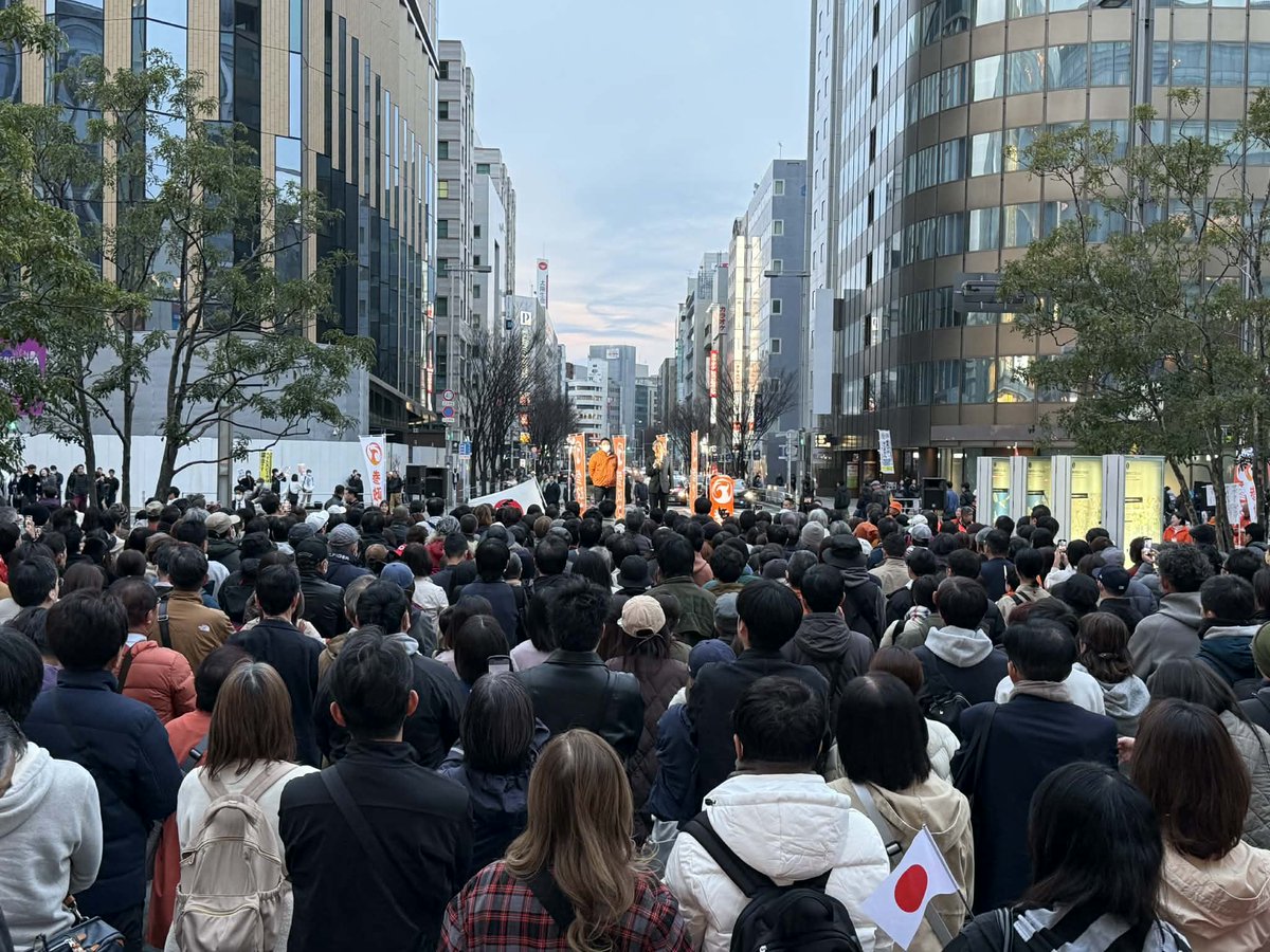 jinkamiya's tweet photo. 九州の皆さんへ選挙のお礼を伝えるために
博多駅にて木下議員と街頭演説会を
やってきました。

https://t.co/qUMaIYGjxs

選挙結果は十分なものではありませんでしたが、めげてもいないし、諦めてもいない、
むしろ何くそと思って気合いをいれています、とお伝えしてきました。

引き続き地方議員をガンガン増やして、参政党の想いや政策を広げていきます。
皆さんも一緒にやってください。
みんなで日本を復活させる物語を作りましょう。