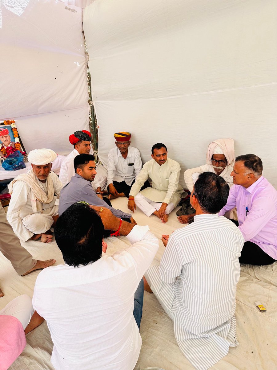 IJagdishdewasi's tweet photo. आज साथीन (पीपाड़) पहुंचकर गोपाराम जी देवासी,जेल प्रहरी (फौजी साहब) के असामयिक निधन पर श्रदांजलि अर्पित की।
ईश्वर दिवंगत आत्मा को शांति प्रदान करे एवं शोकाकुल परिवार को इस अपार दुःख को सहन करने की शक्ति दे।
नमन, सादर श्रद्धांजलि। 🙏 https://t.co/eSMqcE1Z3y