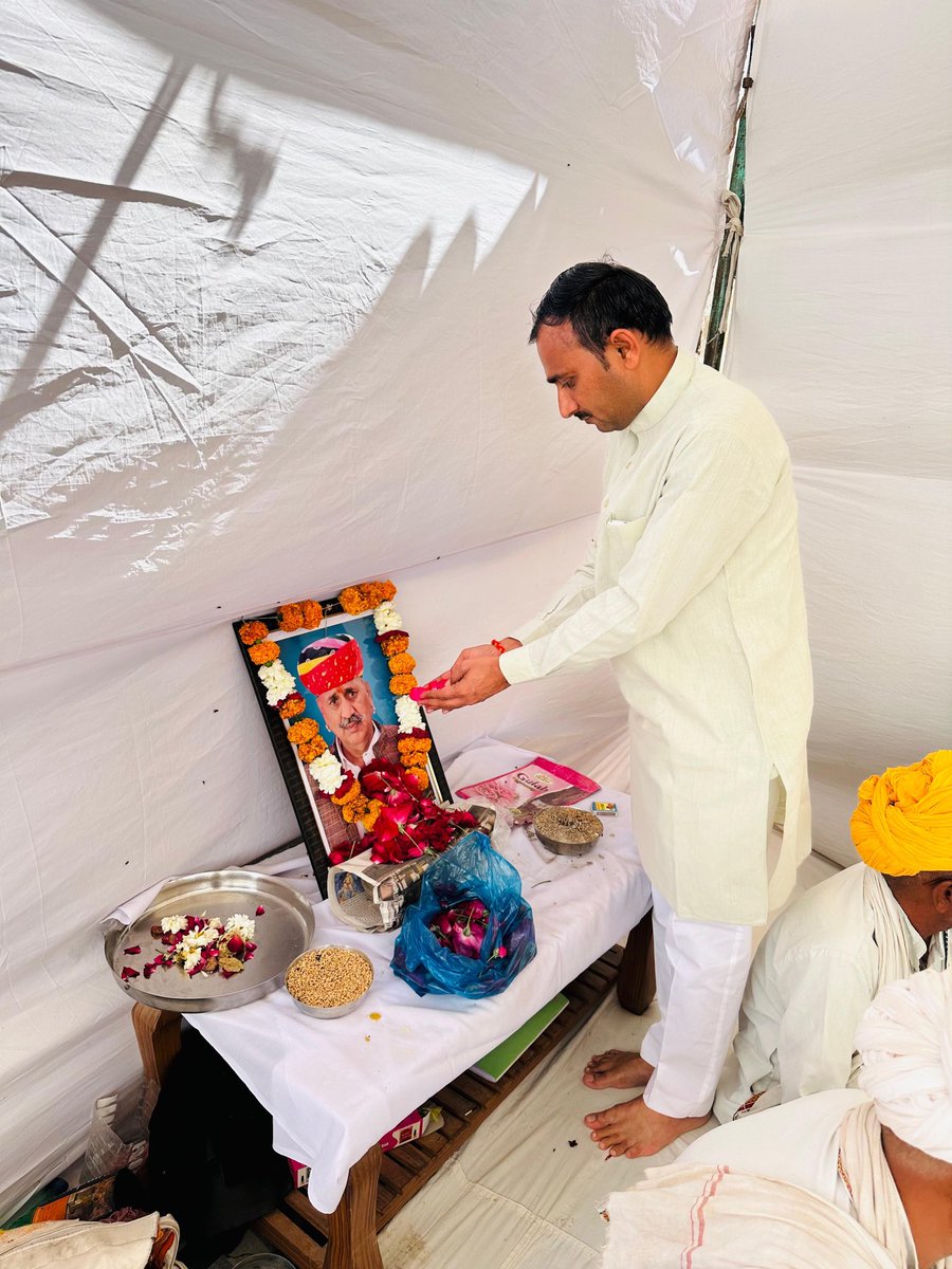 IJagdishdewasi's tweet photo. आज साथीन (पीपाड़) पहुंचकर गोपाराम जी देवासी,जेल प्रहरी (फौजी साहब) के असामयिक निधन पर श्रदांजलि अर्पित की।
ईश्वर दिवंगत आत्मा को शांति प्रदान करे एवं शोकाकुल परिवार को इस अपार दुःख को सहन करने की शक्ति दे।
नमन, सादर श्रद्धांजलि। 🙏 https://t.co/eSMqcE1Z3y