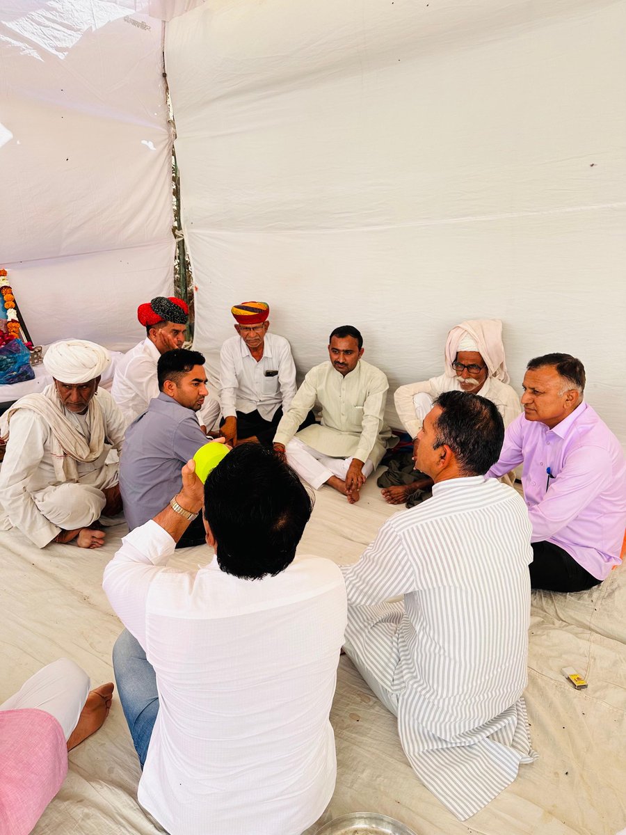 IJagdishdewasi's tweet photo. आज साथीन (पीपाड़) पहुंचकर गोपाराम जी देवासी,जेल प्रहरी (फौजी साहब) के असामयिक निधन पर श्रदांजलि अर्पित की।
ईश्वर दिवंगत आत्मा को शांति प्रदान करे एवं शोकाकुल परिवार को इस अपार दुःख को सहन करने की शक्ति दे।
नमन, सादर श्रद्धांजलि। 🙏 https://t.co/eSMqcE1Z3y