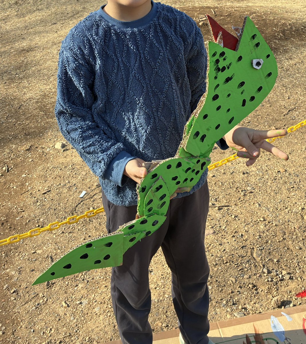 次男とワークショップに参加しました。

様々な形のダンボール素材からそれぞれ浮かんだイメージで動物を作っていきます。

形が立ち上がる瞬間の目の輝きは、やはり良い。