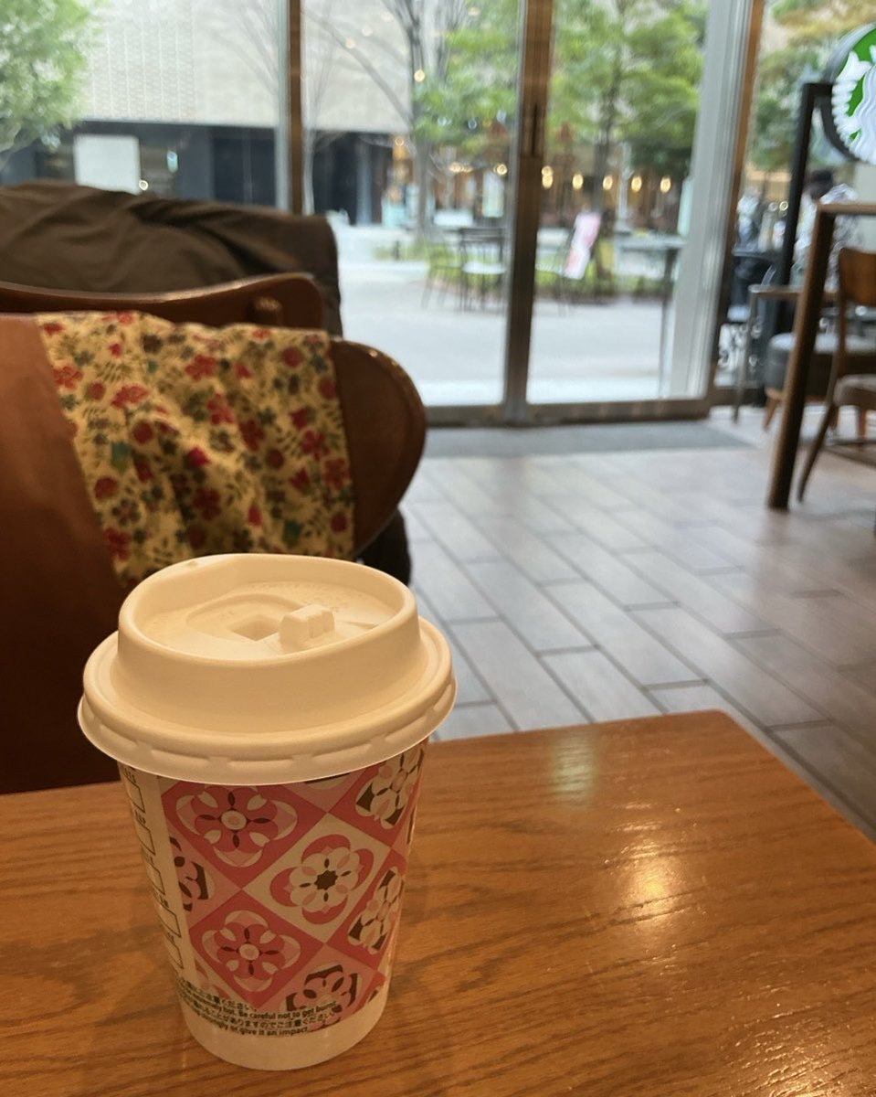 yugaonoyoi's tweet photo. あなたが同じ空にいないとわかると
それだけで色褪せていく景色

コートの裏地に花
パッケージにも花

確かにそばにあるのに
触れられない春の気配は遠く

わたしが歌えば花びらが一枚
はらはらと舞ったりするのかしら https://t.co/9rORWonkAY