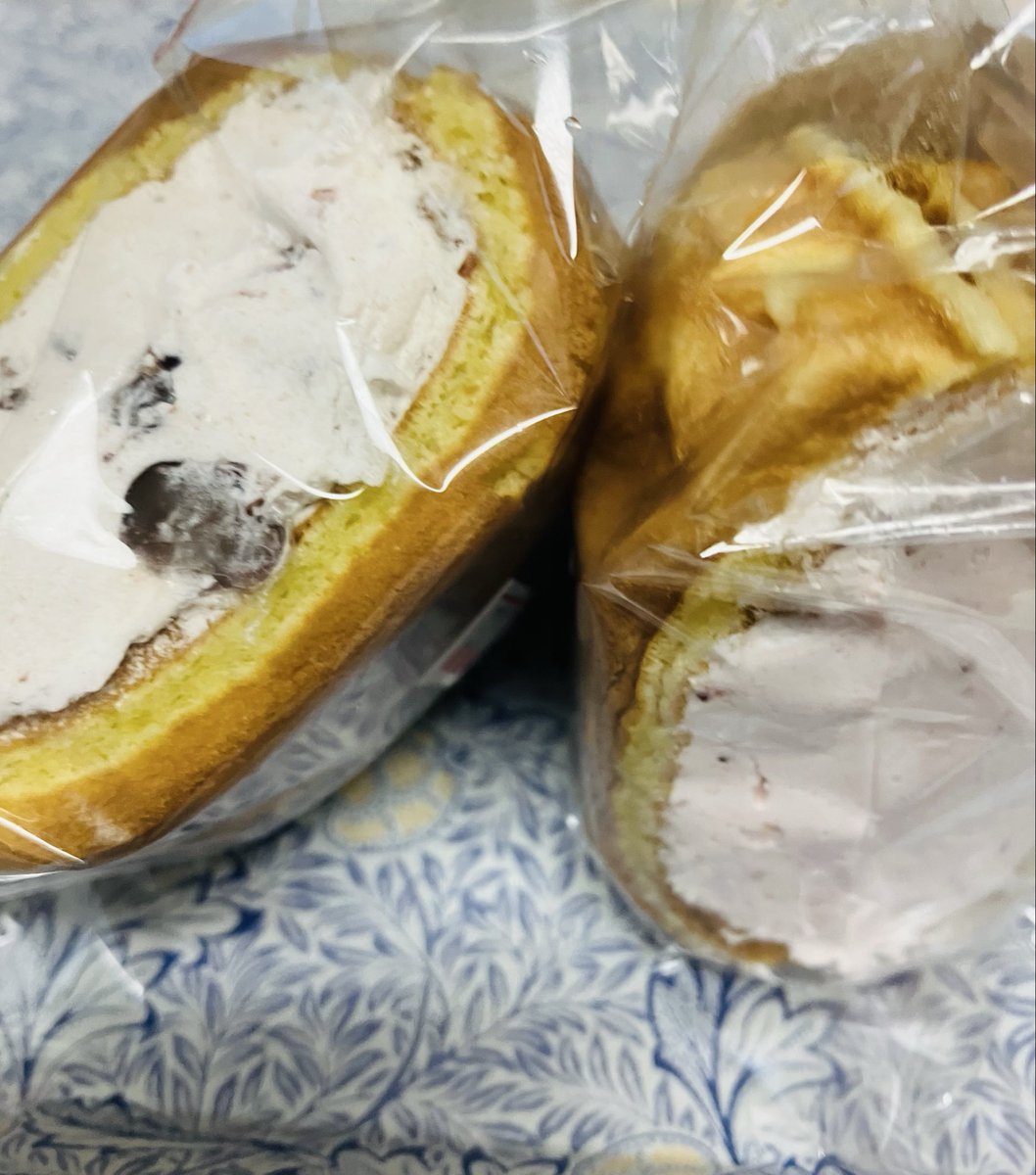 ワッフル屋さんが出てたので買ってきた。大納言あずきといちごクリーム