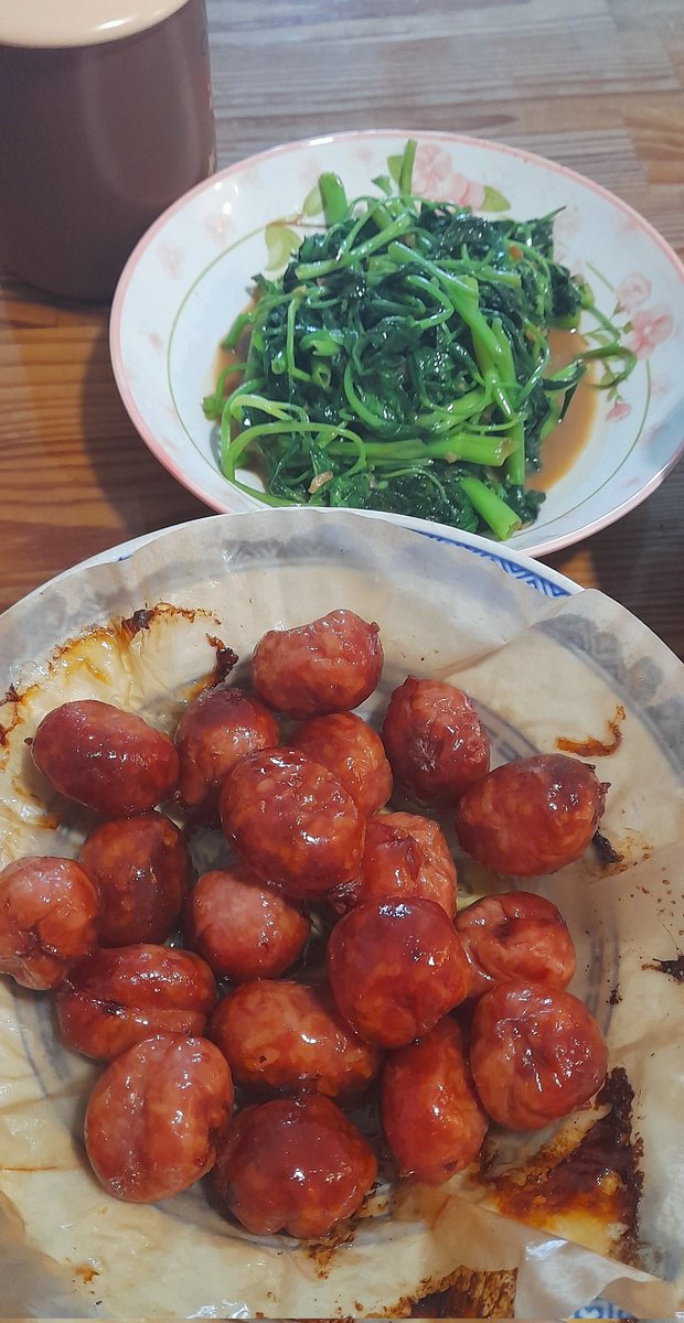 AnotFreq's tweet photo. 最近在运动，今天早上也不例外，大汗耷细汗。
在泰国食品超市买了些冷冻食品。
所以晚餐是蕹菜腐乳与伊善香肠Isaan Sausage这两样，配饭完美。嘻嘻 😍😋😆😁
#dinner https://t.co/1IpNfPw5FH
