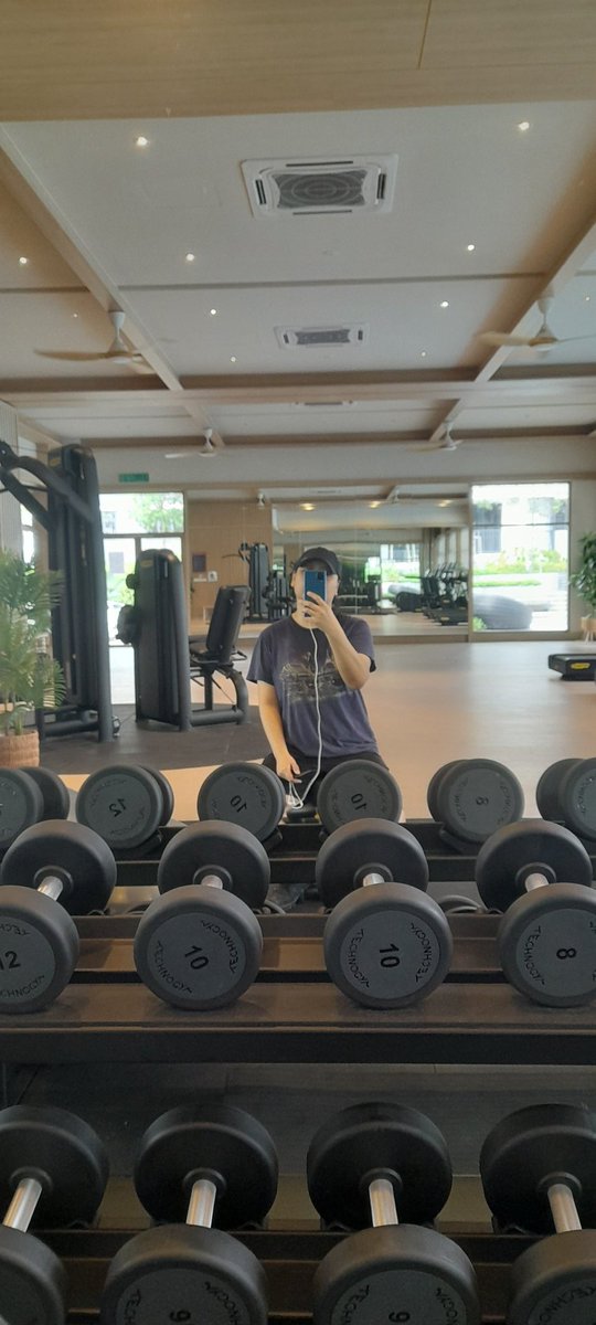 AnotFreq's tweet photo. 最近在运动，今天早上也不例外，大汗耷细汗。
在泰国食品超市买了些冷冻食品。
所以晚餐是蕹菜腐乳与伊善香肠Isaan Sausage这两样，配饭完美。嘻嘻 😍😋😆😁
#dinner https://t.co/1IpNfPw5FH