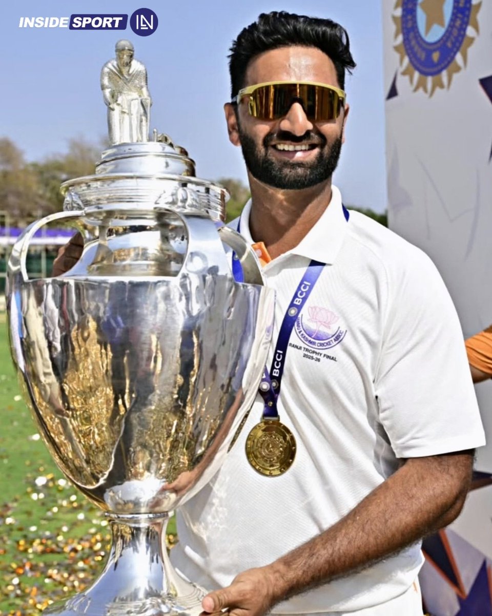 InsideSportIND's tweet image. Jammu and Kashmir's star pacer, Auqib Nabi, strikes a pose with the Ranji Trophy! 🏆

#JammuAndKashmir #RanjiTrophy #AuqibNabi #TestCricket #CricketTwitter