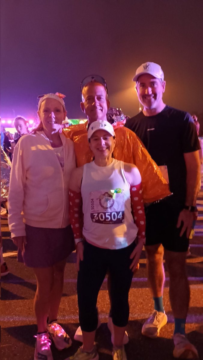 StephMaltzDC's tweet image. Hanging w my favorite running friends @runDisney @WaltDisneyWorld #PrincessHalf #preraceatart #letsdothis