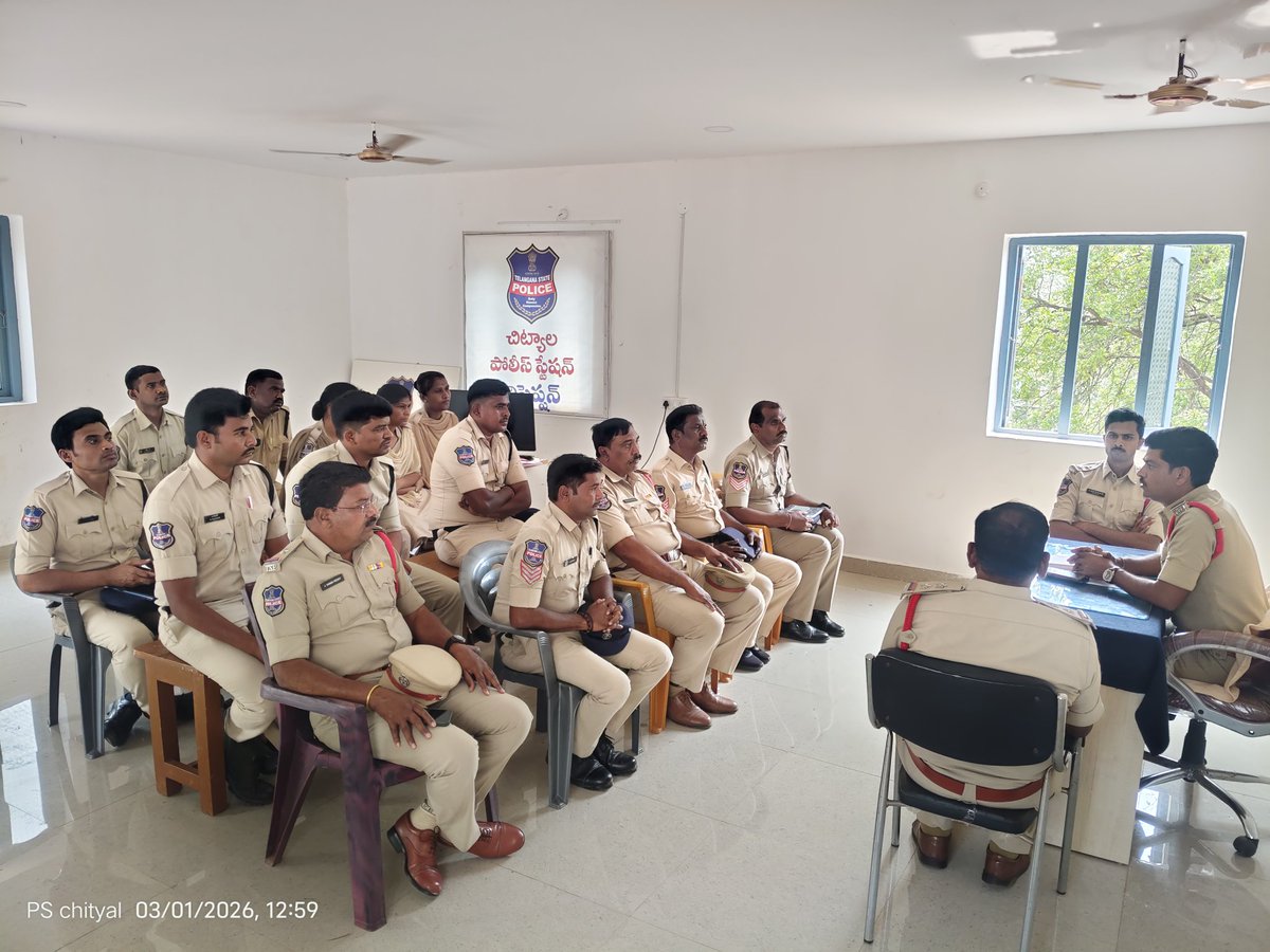 బాధితులతో స్నేహంగా.. నిందితులతో కఠినంగా! 👮‍♂️⚖️​చిట్యాల పోలీస్ స్టేషన్ సిబ్బందికి సీఐ మల్లేష్ గారు కీలక దిశానిర్దేశం చేశారు.​🔹 స్టేషన్‌కు వచ్చే బాధితుల సమస్యలను సానుభూతితో వినాలి.🔹 నేరస్థుల పట్ల అత్యంత కఠినంగా వ్యవహరించాలి.🔹 విధుల్లో క్రమశిక్షణ, సమయపాలన తప్పనిసరి.🐠అని తెలిపార