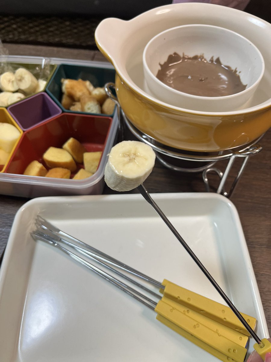 789osaka's tweet photo. 家にチーズフォンデュのセットがあったからチョコもいけるんちゃう⁉️

ということで
チョコフォンデュパーティ🍫
良い感じできて楽しかった♪ https://t.co/POxD5tP27C