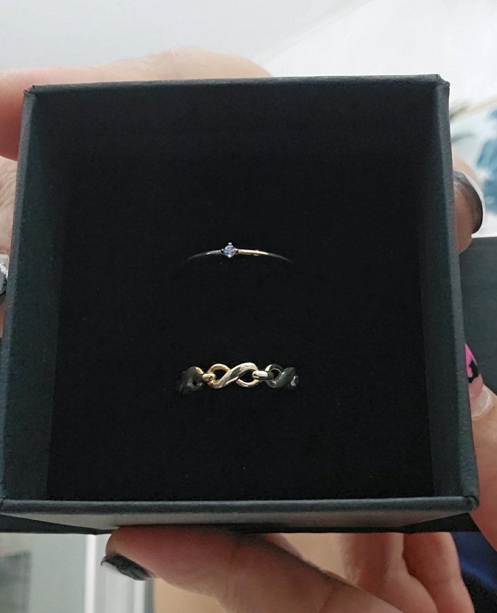 ChanidaBoonsong's tweet photo. มาแล้วค่ะ Atiny Ring 💍 ที่รอคอย สวยเหมือนแหวนแต่งงาน🤭 ทางร้านแพ็คมาอย่างดี แหวนคู่ของศิลปินกับแฟนคลับใส่แล้วก็จะเขินหน่อยๆ 💍🥰 ทางร้านตอบแชทเร็วมาก ดูแลใจลูกค้าอย่างดีเลยค่ะ ขอบคุณมากค่ะ🙏💍😍 
#yellowheart_review https://t.co/kpxum2Pl6h