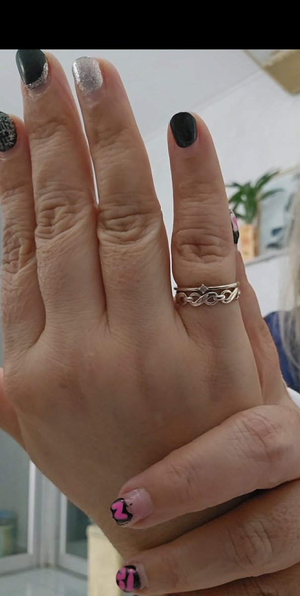 ChanidaBoonsong's tweet photo. มาแล้วค่ะ Atiny Ring 💍 ที่รอคอย สวยเหมือนแหวนแต่งงาน🤭 ทางร้านแพ็คมาอย่างดี แหวนคู่ของศิลปินกับแฟนคลับใส่แล้วก็จะเขินหน่อยๆ 💍🥰 ทางร้านตอบแชทเร็วมาก ดูแลใจลูกค้าอย่างดีเลยค่ะ ขอบคุณมากค่ะ🙏💍😍 
#yellowheart_review https://t.co/kpxum2Pl6h