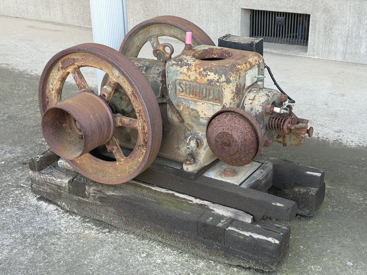 近所のアパート軒下に置いてある発動機、気になって調べたら1950年代の