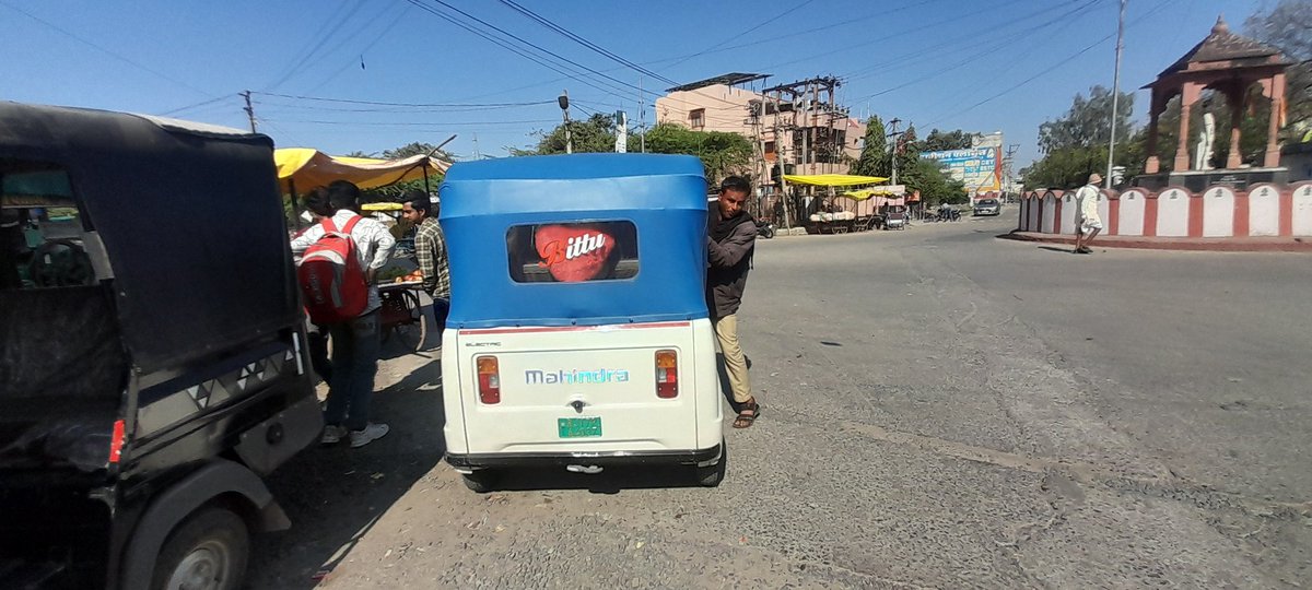 apyadav8055's tweet photo. @DmJhalawar @JhalawarPolice @Jhalawar @PJhalawar @AIRJhalawar @MYBharatJWR police line road is this area parking yard ? , please take a action 🙏🙏🙏

Jab main ne riksha wale se bola ki yeah line pr log khte rhte hai thoda dire chlaaye toh bolte hai tere pr ho jo kr le https://t.co/qjeLIj2C43