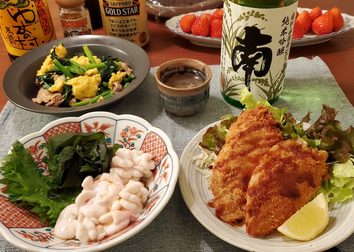 ueon11's tweet photo. 晩酌
南の純米吟醸で
乾杯です✨🍶🎶
#晩酌 #おうちごはん #日本酒好きと繋がりたい https://t.co/OdTAkq6JlG