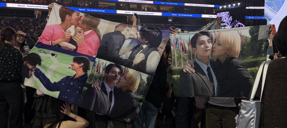 CUPOFYH's tweet photo. JIHAN KISSING BANNER LVL. 10000 https://t.co/bEHiF1g17B