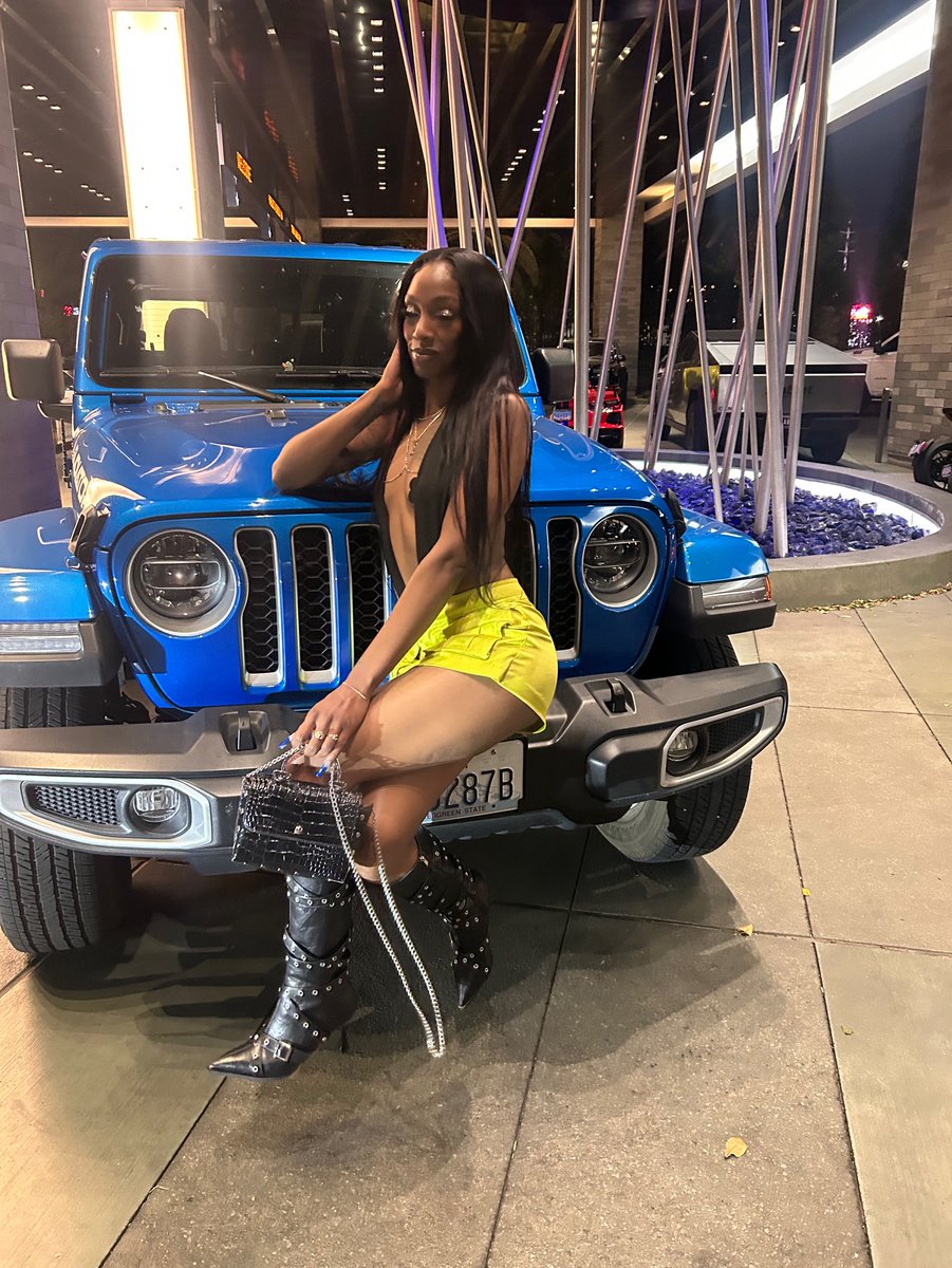 iLuvWooski👣 tweet media
