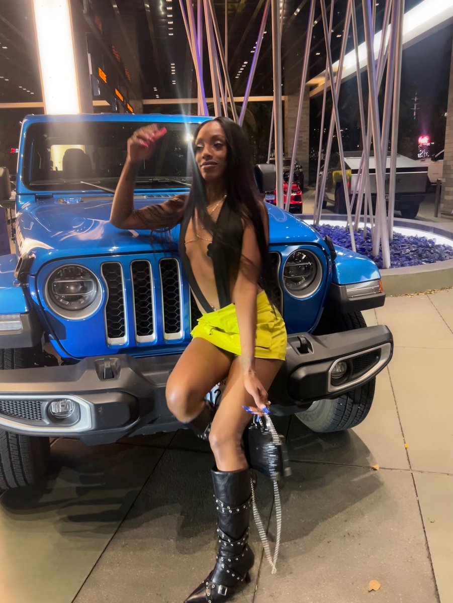 iLuvWooski👣 tweet media