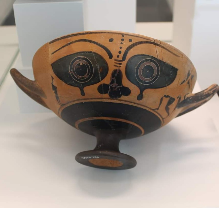 ArteCalabria's tweet photo. antichi tesori: Nel museo di Reggio #Calabria è possibile ammirare Kylix attica (coppa da vino) del tipo "a occhioni" VI sec. a.C., boccale per il vino con atleta V sec. a.C. e anforetta da vino VI sec. a.C. con opliti, provenienti dalla città magnogreca di Locri.
#Heritage #art https://t.co/Wxsp1I7RGX