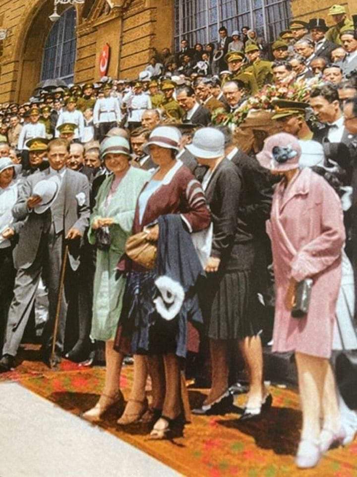 Yıl 1936 Haydarpaşa garı.
90 yıl geriye gitsek, 90 yıl ileriye gitmiş oluruz.