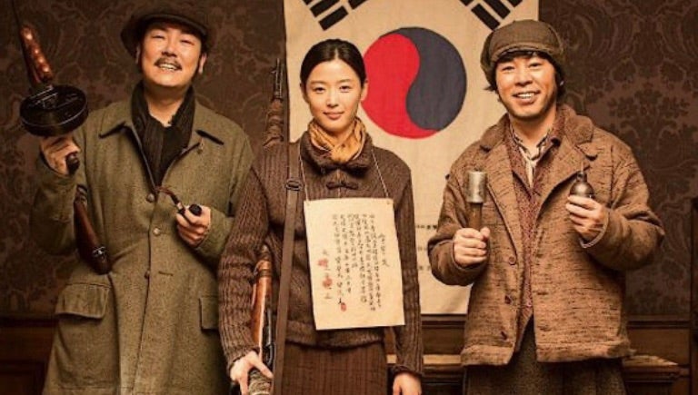 nothin0707's tweet photo. Netflix Koreaがツイートした三・一独立運動の日にちなんだ映画のダイジェストで『暗殺』のチョ・ジヌンをトリミングしていることが話題になっている模様。作品世界から見たら無理があるのかもしれません。 https://t.co/xDYWyEQluo