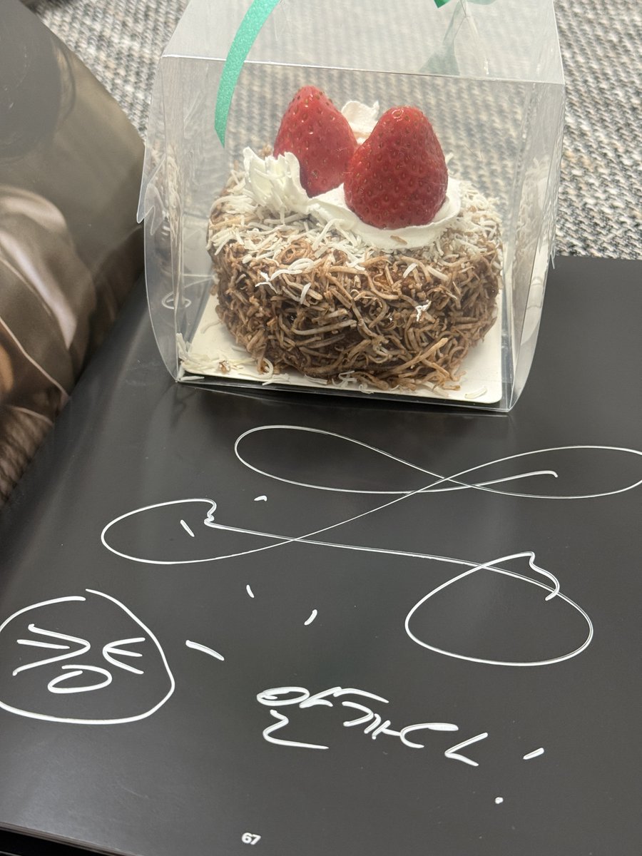 ispr_hm's tweet photo. 빈손으로 안보내는 동우 덕분에 매번 감동이었던 팬싸기간🍫🍭♥️ https://t.co/8lMroN0Gt0
