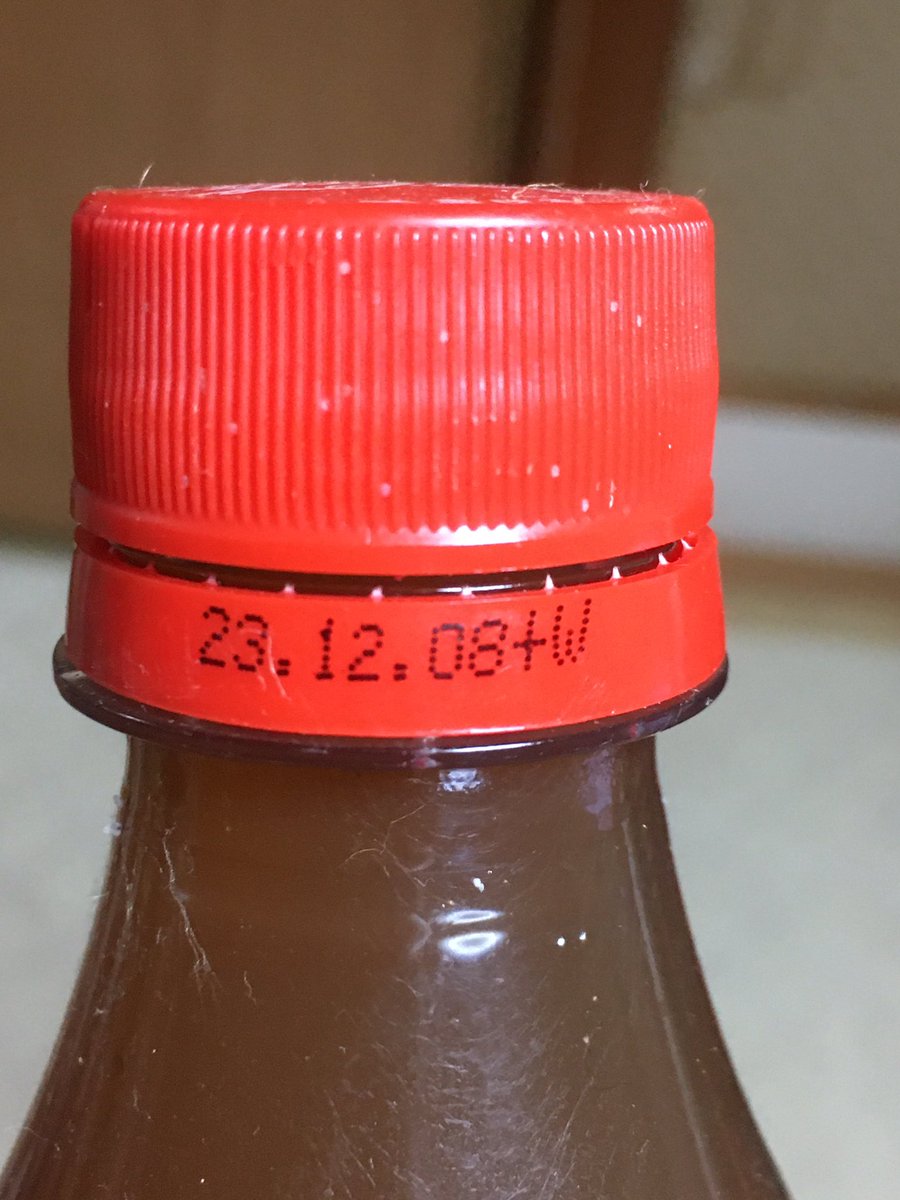 このCoca-Colaなんだこの色は💦💦 賞味期限23.12.8日って言うと22年の