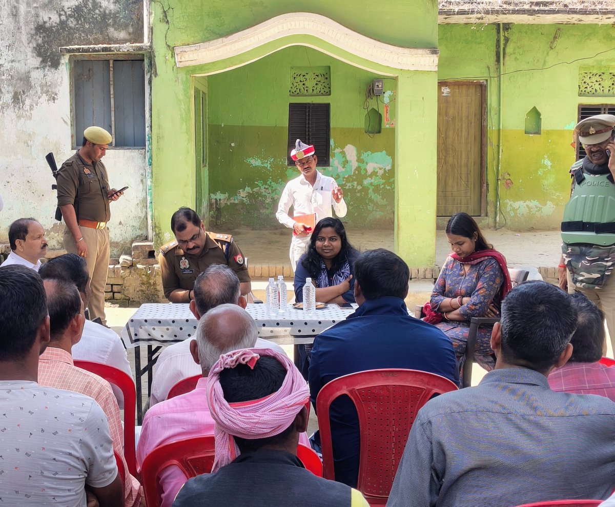 ambedkarnagrpol's tweet image. आगामी होली पर्व के दृष्टिगत थाना अकबरपुर क्षेत्रान्तर्गत #ADM_ABN, #ASP(W) व #SDM  द्वारा संभ्रांत व्यक्तियों के साथ शांति समिति की बैठक कर आपसी सौहार्द बनाए रखते हुए शांतिपूर्ण एवं सुरक्षित होली मनाने की अपील की गई। अफवाहों से दूर रहें, कानून व्यवस्था बनाए रखने में सहयोग करें।