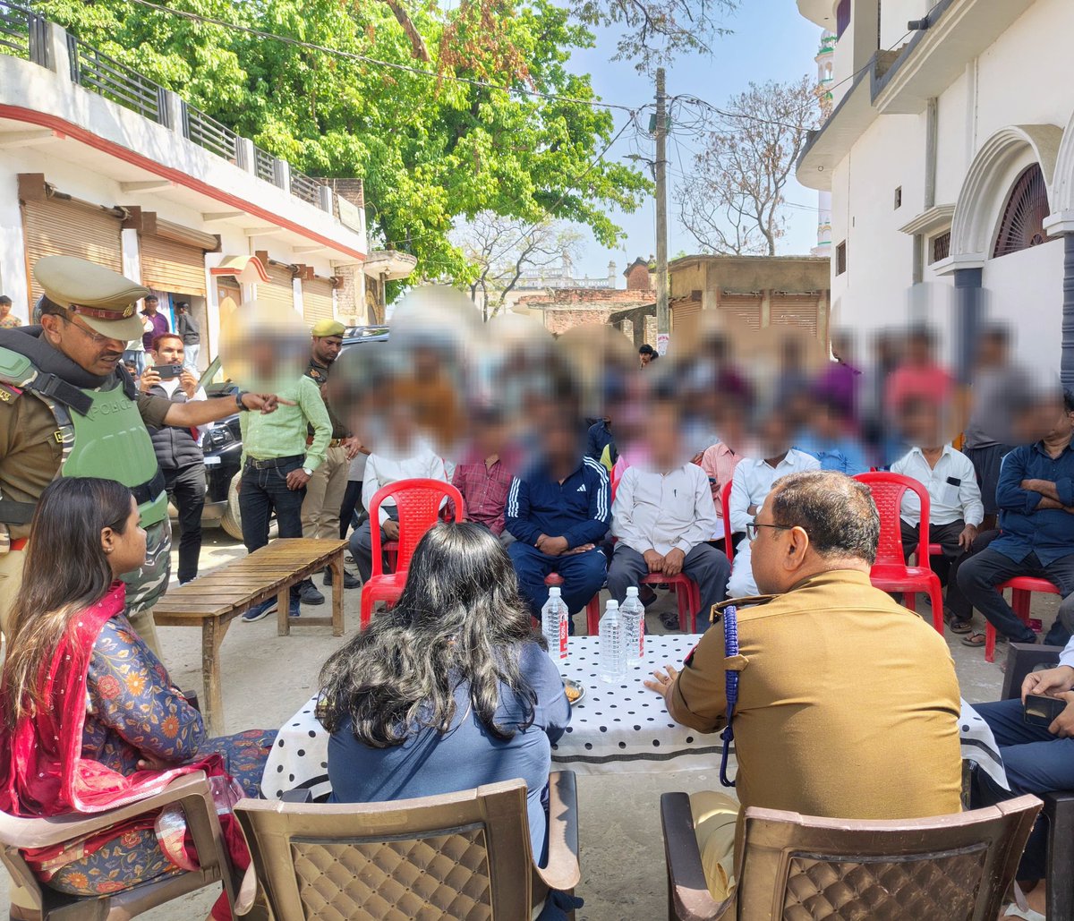 ambedkarnagrpol's tweet image. आगामी होली पर्व के दृष्टिगत थाना अकबरपुर क्षेत्रान्तर्गत #ADM_ABN, #ASP(W) व #SDM  द्वारा संभ्रांत व्यक्तियों के साथ शांति समिति की बैठक कर आपसी सौहार्द बनाए रखते हुए शांतिपूर्ण एवं सुरक्षित होली मनाने की अपील की गई। अफवाहों से दूर रहें, कानून व्यवस्था बनाए रखने में सहयोग करें।