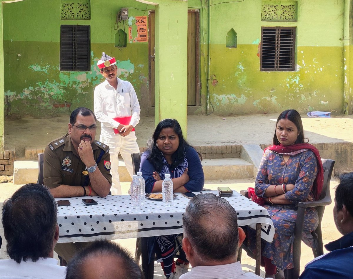 ambedkarnagrpol's tweet image. आगामी होली पर्व के दृष्टिगत थाना अकबरपुर क्षेत्रान्तर्गत #ADM_ABN, #ASP(W) व #SDM  द्वारा संभ्रांत व्यक्तियों के साथ शांति समिति की बैठक कर आपसी सौहार्द बनाए रखते हुए शांतिपूर्ण एवं सुरक्षित होली मनाने की अपील की गई। अफवाहों से दूर रहें, कानून व्यवस्था बनाए रखने में सहयोग करें।