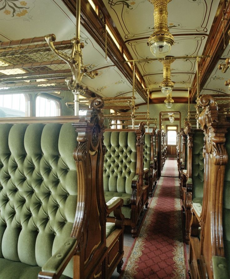 What trains looked like in the early 20th century.