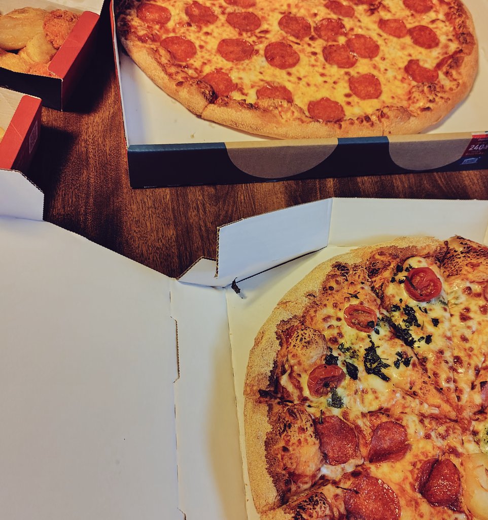 今夜はお子全員いるのでドミノピザ頼んでみんなで映画のドールハウスを初見！
怖すぎる……(ﾉД`)