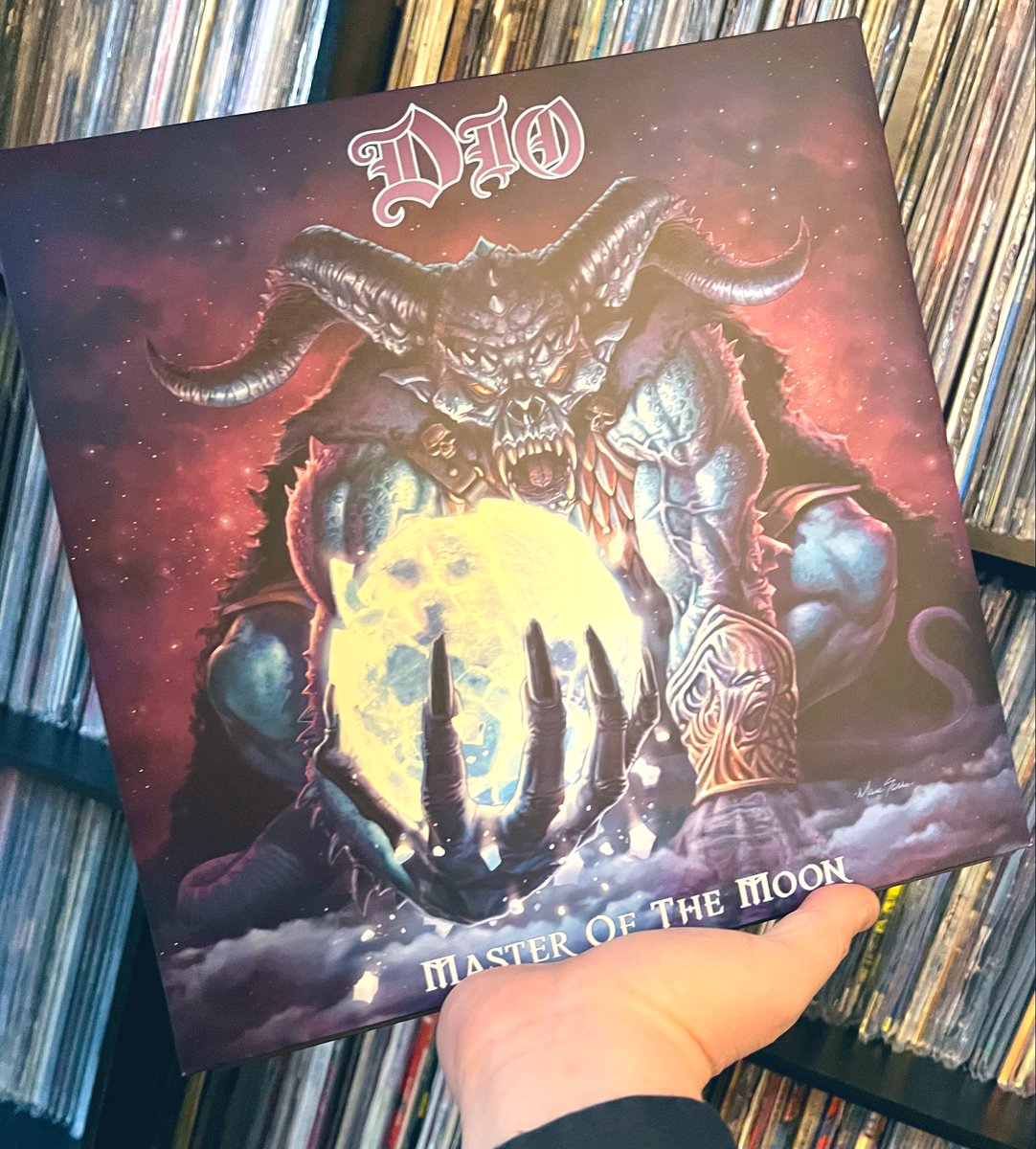 RockMetalManiac's tweet photo. “Don't get emotional, but we're out of time
The melody's gone, fools have got the sunshine”
🔈🎶🤘😎🤘
#NowPlaying #Dio
#MasterOfTheMoon #PhysicalMusic #Vinyl https://t.co/MpRKTtjxKa