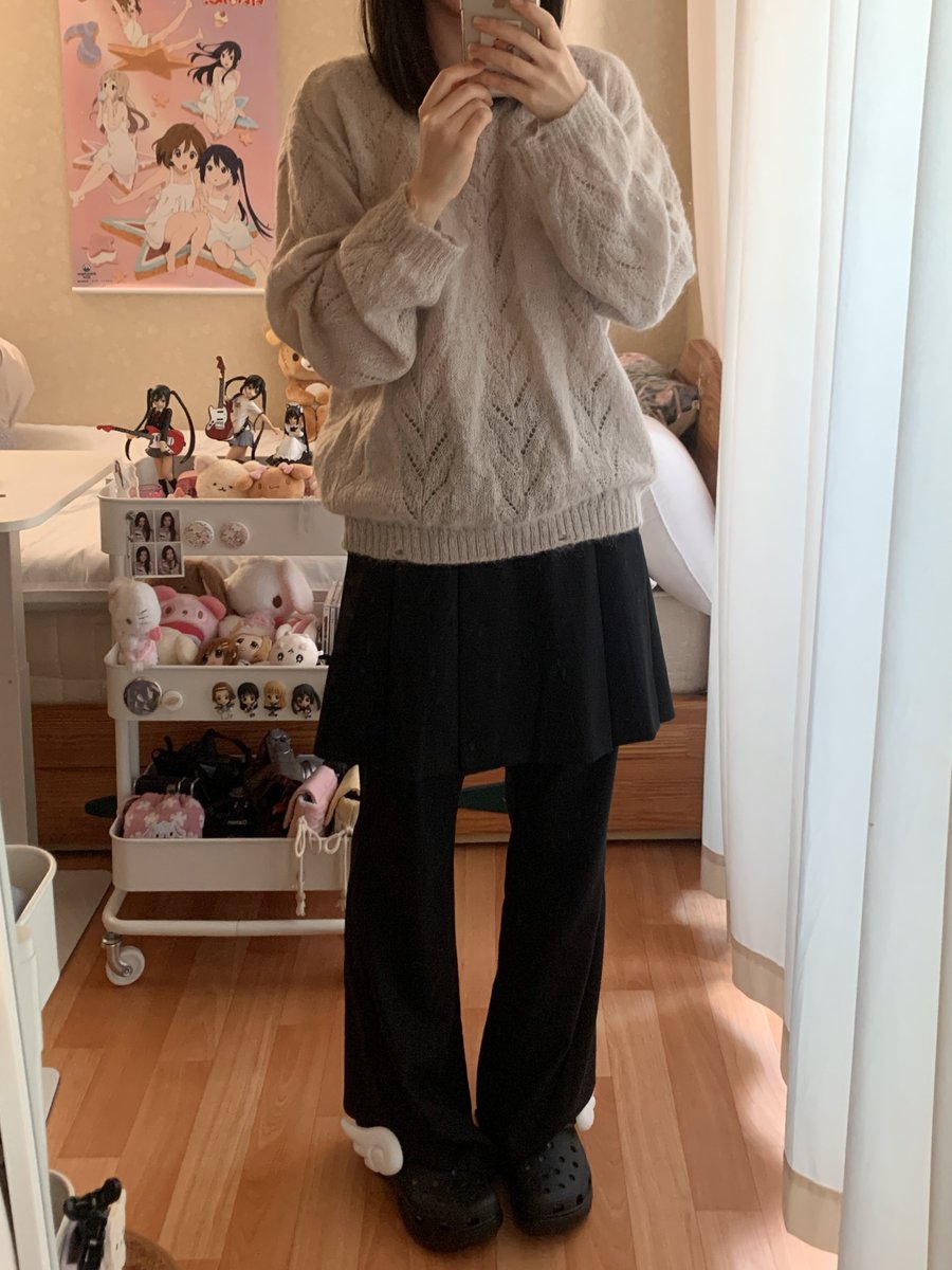 사진 속 코디 정보입니닷  .. 👉🏻👈🏻

니트 - 스너그눅 skashi knit
하의 - 미세키서울 플리츠 미디 스커트 팬츠
신발 - 크록스 플랫폼 클로그 우먼