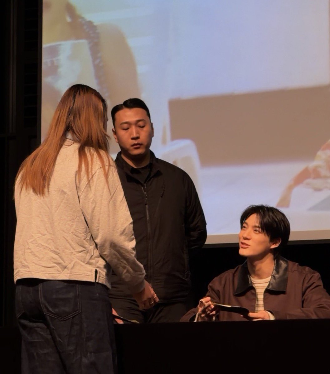 ไซน์แอปเปิ้ลมิวสิค #NCTJNJM_BOTHSIDES #JENO 

🌱 ยินดีด้วยกับการเดบิวต์นะ 
🐶 ขอบคุณคับ
🌱 ช่วงนี้ได้ทำอะไรหลายอย่างกับแจมินเยอะมากเลย ชอบอะไรมากที่สุดหรอ
🐶 น่าจะเป็นได้ขึ้นเวทีด้วยกันนะ
🌱 ถ้าไม่ใช่การโชว์บนเวทีล่ะ
🐶 งั้นน่าจะเป็นได้กินซอลลองทังด้วยกัน
🌱 กินทุกวันเลยสิเนี่ย