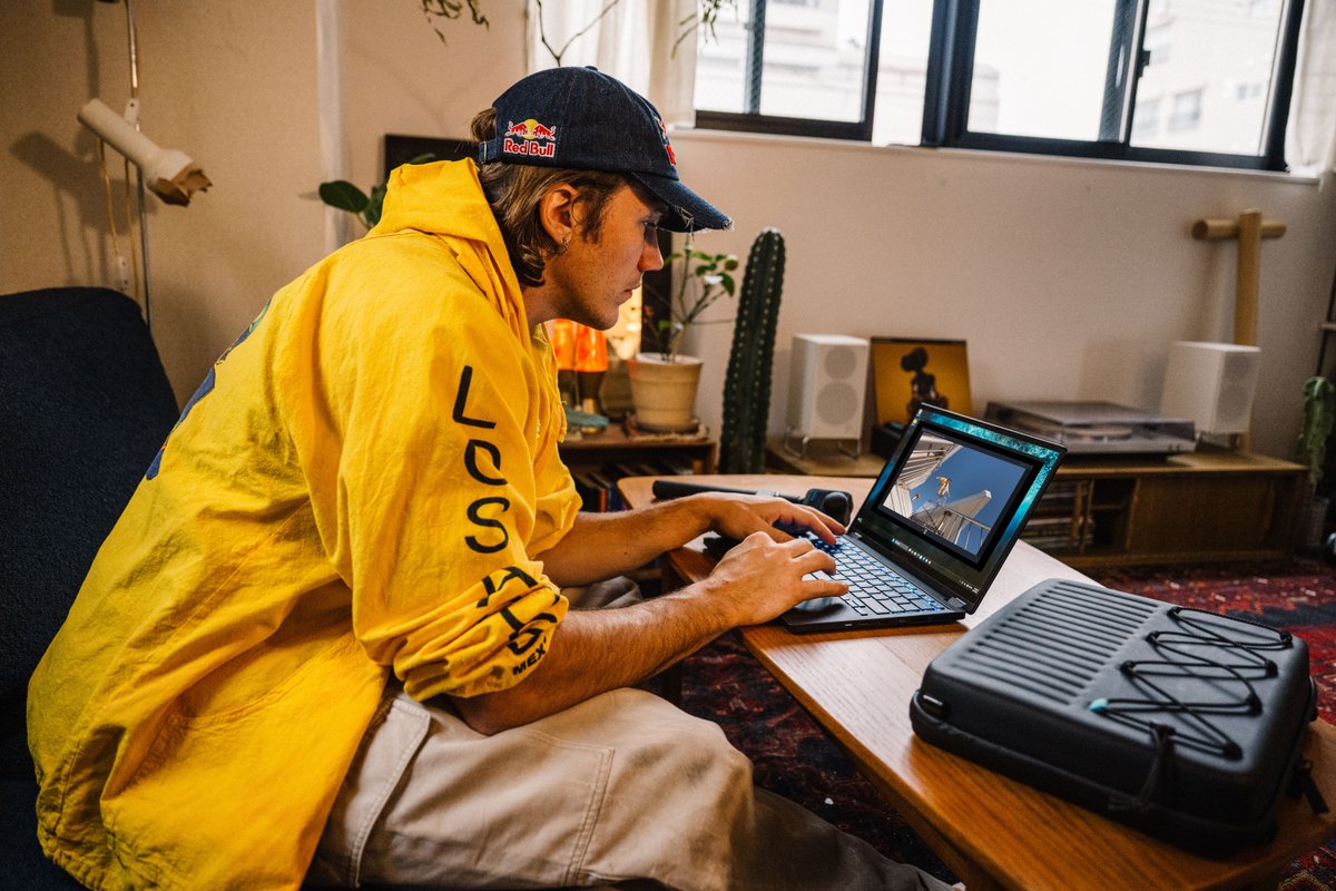 ASUS's tweet image. Editing at the summit? That’s normal for creators like--Jason Paul, Chris Rogers, and Laura Waddell. 🏔️💻
With the ProArt GoPro Edition, every peak, city, and moment becomes your creative studio.

Where would you open your laptop and start creating? 👇
#ProArt #GoPro #ASUS