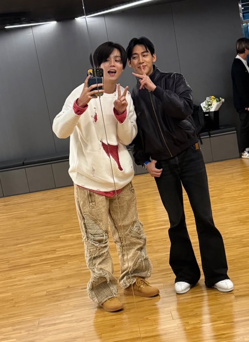 แบมแบมกับคุณเรียลตะ ตัวแทนนักขายจากประเทศญี่ปุ่น
©️ryotamoisture

#XTHELEAGUE
#BamBam #뱀뱀 <a href="/BamBam1A/">BamBam</a>