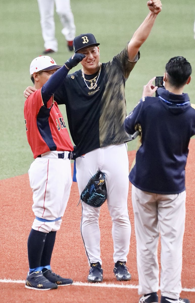crq9fs's tweet photo. 強化試合からSNS投稿禁止とは💦
こういう風景が見られないんですねー🥺
オリのベンチに正尚さんがいるのが、どう考えても可愛すぎる😊
#侍ジャパン
#大谷翔平
#山本由伸
#吉田正尚
#杉本裕太郎
#村上宗隆
#ダルビッシュ有 https://t.co/D3vAHP8eXa