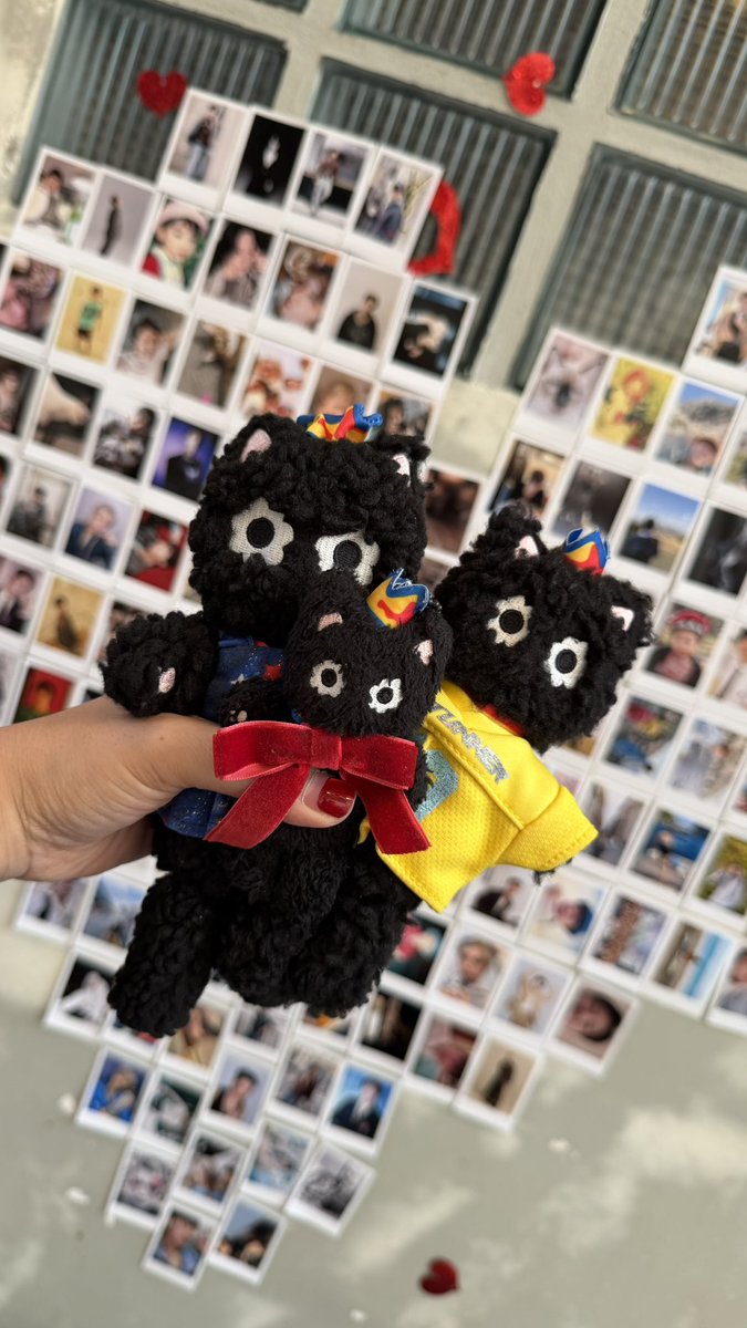 TCHAXCHA's tweet photo. พาเด็กๆมาทัวร์คาเฟ่เตนเตน 🐈⬛
at Chumchum Grocery
#TENNIE30BDAY #TEN_BDAY2026
#HAPPYTENDAY
ร้านน่ารักสุดๆ มองไปทางไหนก็เจอแต่ 10vely เต็มไปหมดเลย น้องพนักงานคอยมองหาโต๊ะให้ด้วย น่ารักก แล้วทางร้านใจดีมากกกก คนเยอะไม่อยากให้รอข้างล่างร้อนๆ ก็ให้ขึ้นมาเดินถ่ายรูปข้างบนก่อนยังไม่ต้องสั่งก็ได้ ไม่บังคับต้องสั่งตามเซ็ตด้วยใจดีที่ 1 เลย ถ้ามีโอกาสจัดอีกนะคะ 💜