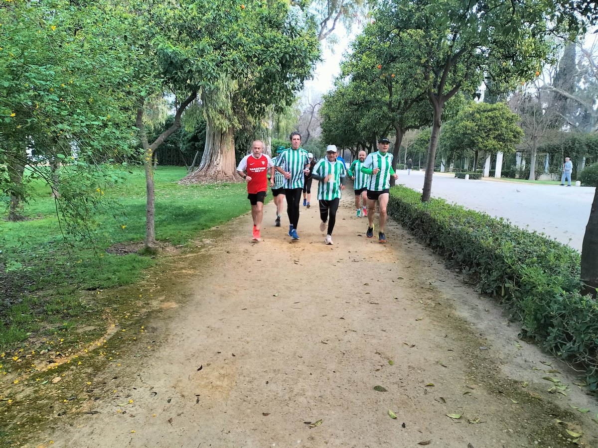 Entrenamiento hoy en el parque de Maria Luisa con la chusma betica ❤️ 🤍 ❤️🤍