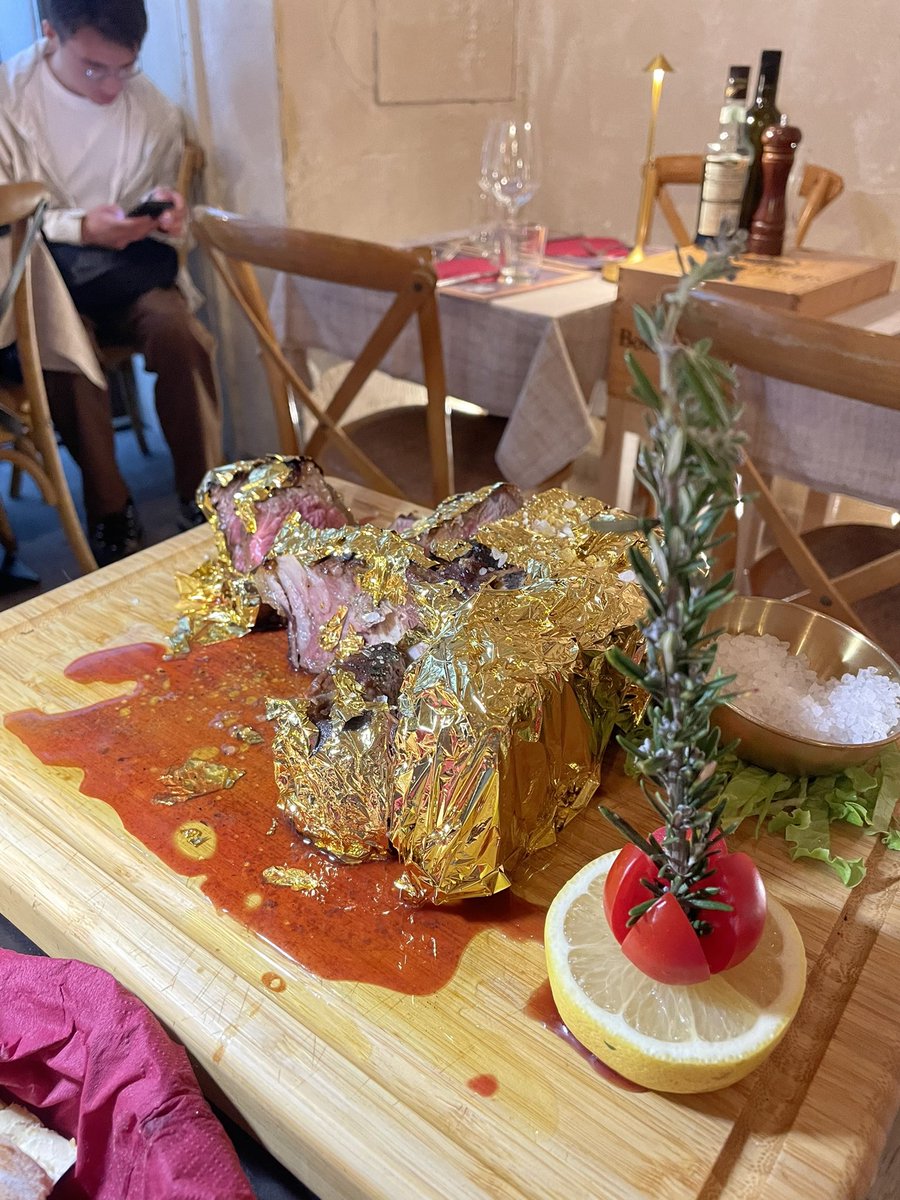 TRISKEL64's tweet photo. @perezreverte Pues si le apetece una bisteca fiorentina acompañada de un chianti galo nero…. https://t.co/Ipet0lI7pN