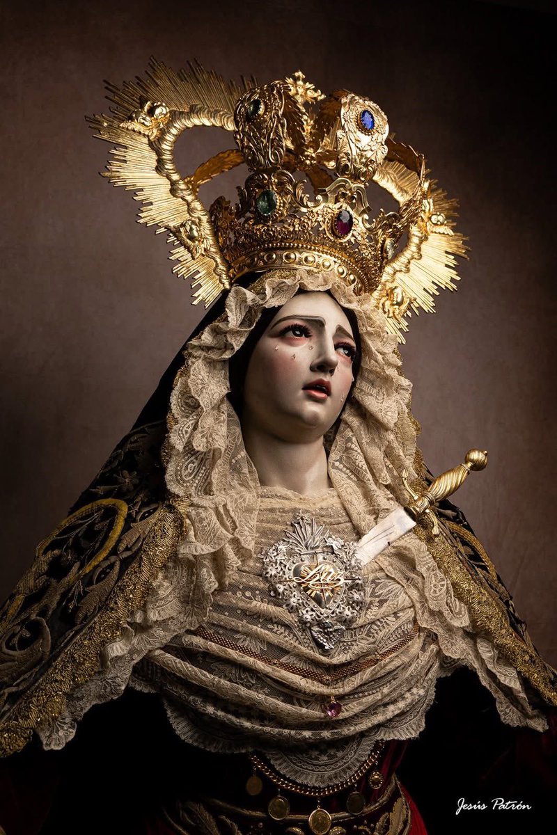 JPulgarSalgado's tweet photo. Qué bonita está con este tocado la Virgen de la Luz gaditana.
Con la soltura de la caída en las cocas, sacando provecho de la dramática postura de la imagen. https://t.co/WDLT8vr3Tb