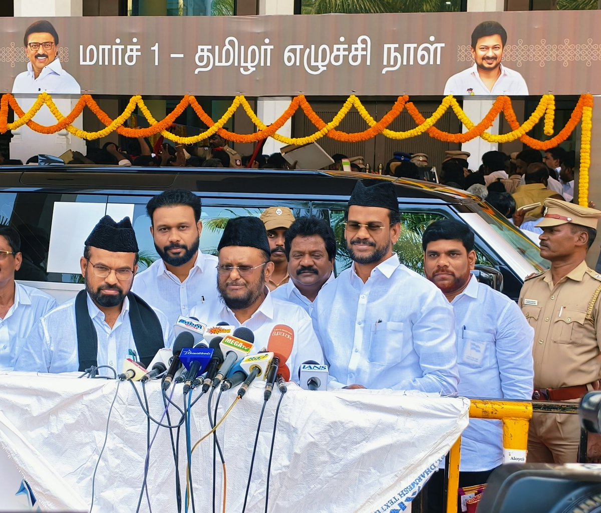 அண்ணா அறிவாலயத்தில் மாண்புமிகு தமிழ்நாடு முதலமைச்சர் <a href="/mkstalin/">M.K.Stalin - தமிழ்நாட்டை தலைகுனிய விடமாட்டேன்</a>. அவர்களுக்கு பிறந்தநாள் வாழ்த்தாக வரலாற்று வெற்றிபெற இதயங்கனிந்த வாழ்த்துக்களை தலைவர் பேராசிரியர் MH ஜவாஹிருல்லாஹ் அவர்களுடன் கூறினோம்.