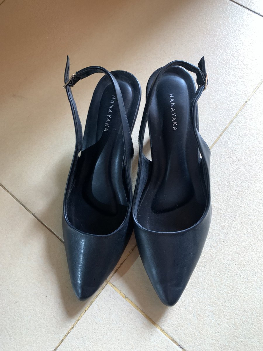 careenainlove's tweet photo. Hi guys aku jual heels 5cm dari Hanayaka kepake 2 kali aja buat interview kerja. 
size 39 (kakiku pjg 23,5cm).
Order by 🍊jatim. 51k plis jangan dinego ini udah setengah harga😭🙏🏻 #wts #zonauang #heels https://t.co/iyRSC09sVi