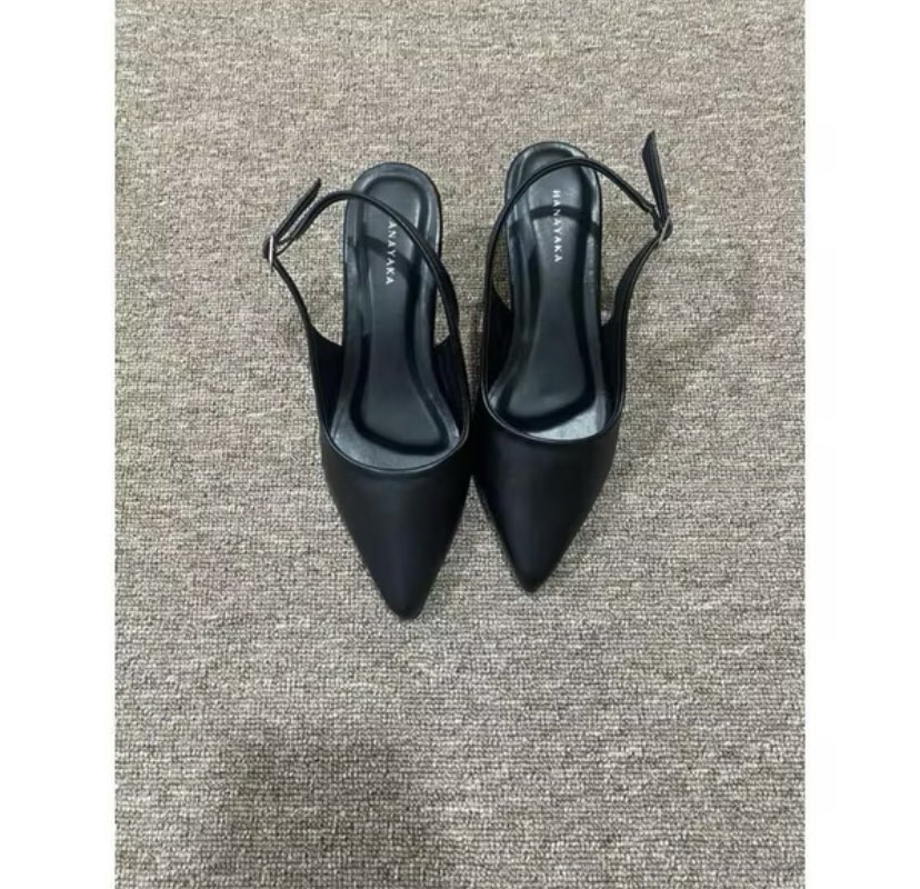 careenainlove's tweet photo. Hi guys aku jual heels 5cm dari Hanayaka kepake 2 kali aja buat interview kerja. 
size 39 (kakiku pjg 23,5cm).
Order by 🍊jatim. 51k plis jangan dinego ini udah setengah harga😭🙏🏻 #wts #zonauang #heels https://t.co/iyRSC09sVi