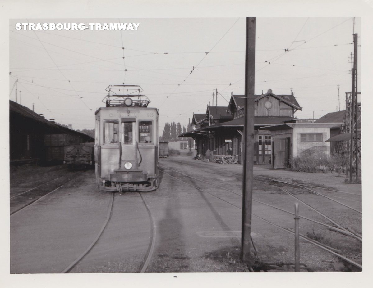 StrasbourgTram's tweet photo. Nous sommes à la Gare Locale, Place de l'Etoile, nous y voyons l'automotrice n° 505 et quelques wagons, ainsi que la bâtiment voyageurs. En septembre 1954. https://t.co/LakyUZaD21