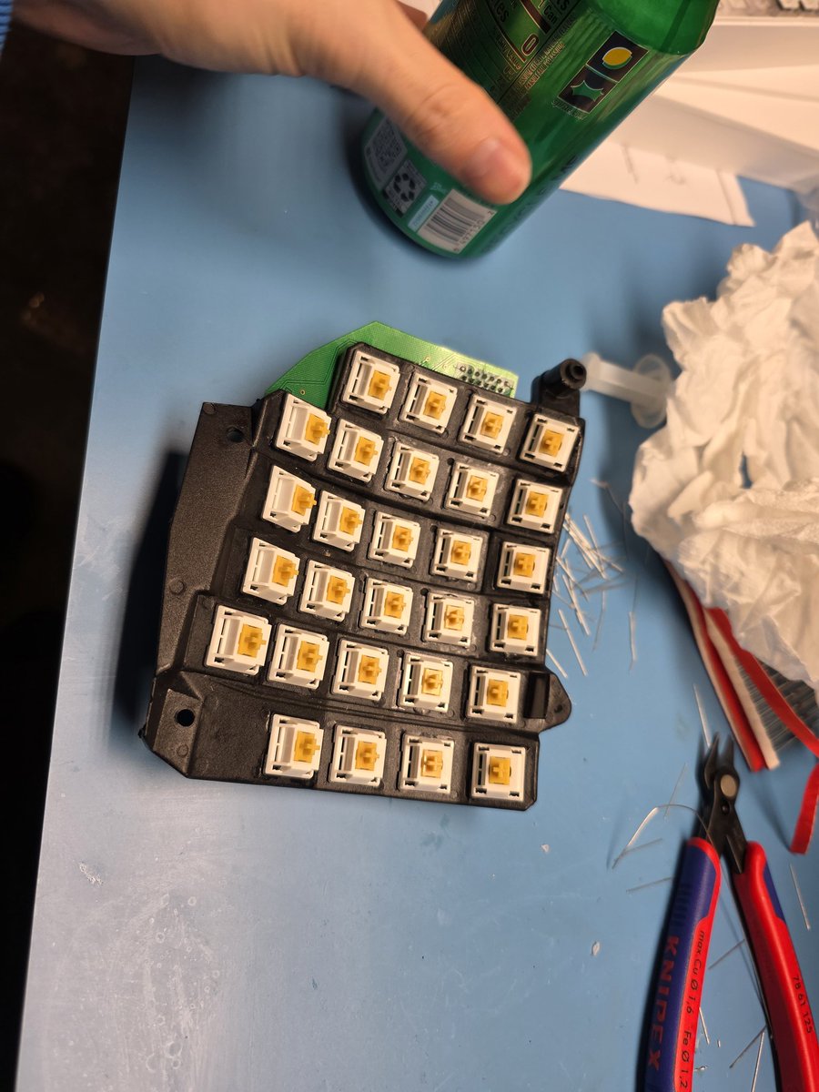 NuggetMew's tweet photo. resoldered every key with silent switches so I can use this keyboard at work, tactile, but super quiet (penguin v3) https://t.co/NpHgeLc6fk