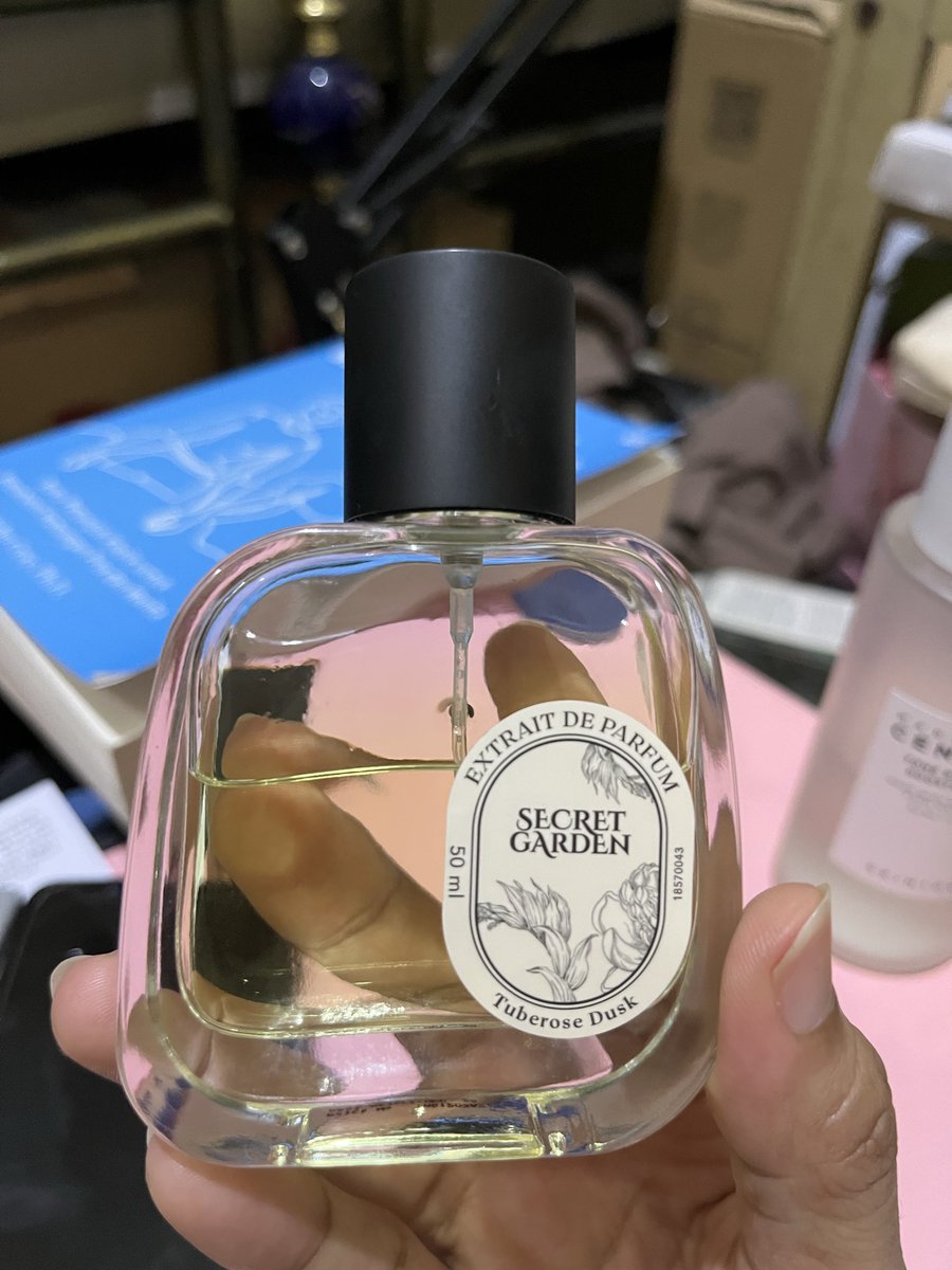 dn_idunno's tweet photo. @tanyarlfes Kalau parfum secret garden juga yg tuberose dusk, wangi floral ada musky nya gitu
Suka banget

https://t.co/i64PmjK0xf https://t.co/7AVDZawORp