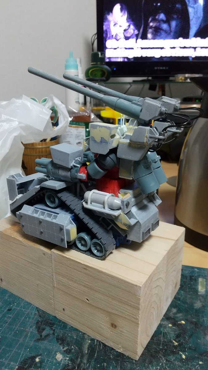 進行状況…

今回は腕周り。
プラ板巻いてベースを作ってサーチライトユニット的な物を作成しました。
二枚目以降は確認。
考えていたアイデアは大体入れる事ができたかな。
ひとまず今回はここまで。
ではまた(^_^)