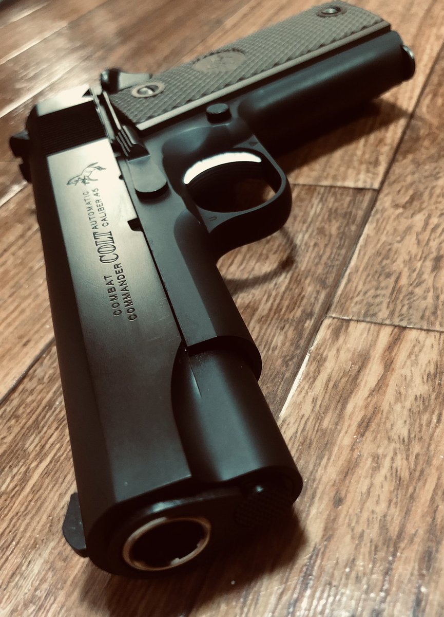 コルトコンバットコマンダー 別アングル